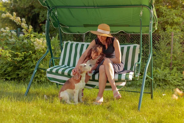 Genç Büyükannesi Torunu Yaz Bahçesinde Bir Köpek Besliyor — Stok fotoğraf