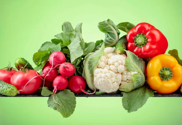 Varias Verduras Frescas Crudas Sobre Fondo Verde Espacio Copia —  Fotos de Stock