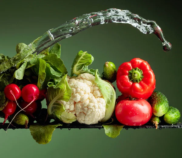 Verschiedenes Rohes Gemüse Mit Wasserspritzern Blumenkohl Tomaten Gurken Rettich Und — Stockfoto