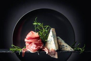 Geleneksel Akdeniz atıştırmalıkları. Peynirli ve biberiyeli jambonlu jambon..