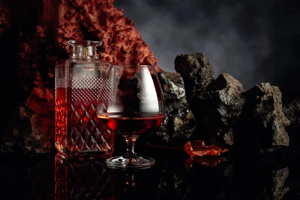 Vzrušující Karafa Brandy Černém Reflexním Pozadí Pozadí Jsou Kameny Mrtvý — Stock fotografie
