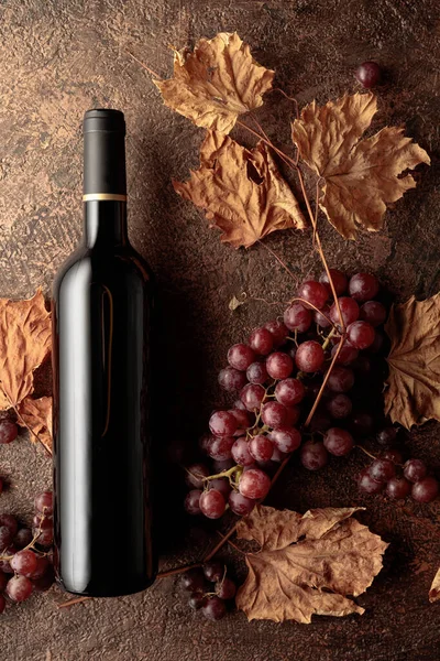 Bottiglia Vino Rosso Con Uva Matura Foglie Vite Appassite Vecchio — Foto Stock