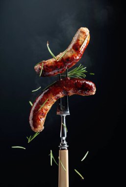 Biberiyeli ızgara Bavyera sosisi. Biberiye serpilmiş çatallı sosisler..