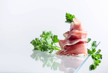 Cam masaya maydanozlu jambon, boşluğu kopyala.