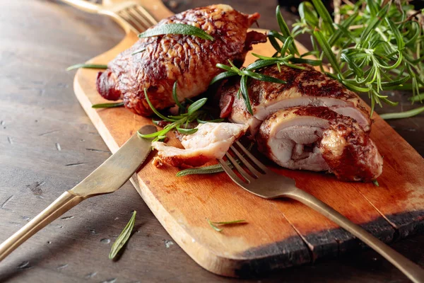 Tasty Smoked Chicken Thighs Rosemary Cutting Board — Stock Photo, Image