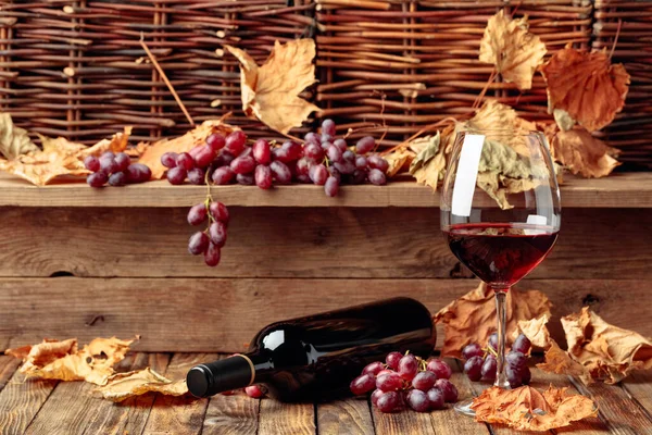 Bicchiere Bottiglia Vino Rosso Con Uva Vino Uva Foglie Vite — Foto Stock