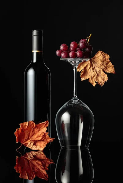 Eine Flasche Rotwein Und Ein Umgedrehtes Weinglas Auf Schwarzem Hintergrund — Stockfoto