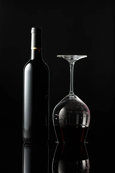 Botella Vino Tinto Una Copa Vino Invertida Con Vino Sobre — Foto de Stock