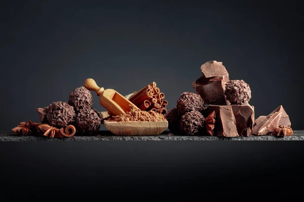 Trufas Chocolate Com Pedaços Quebrados Chocolate Chocolate Canela Anis Sobre — Fotografia de Stock