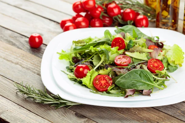 Ensalada Mixta Fresca Con Tomates Cherry Plato Blanco Sobre Una —  Fotos de Stock