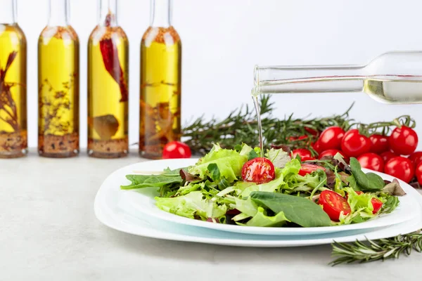 Čerstvý Míchaný Salát Cherry Rajčaty Bílém Talíři Nalévání Olivového Oleje — Stock fotografie