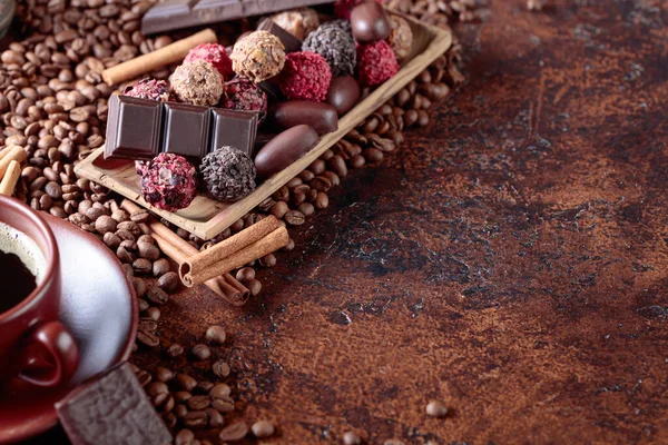 Vários Chocolates Xícara Café Preto Doces Com Paus Canela Grãos — Fotografia de Stock