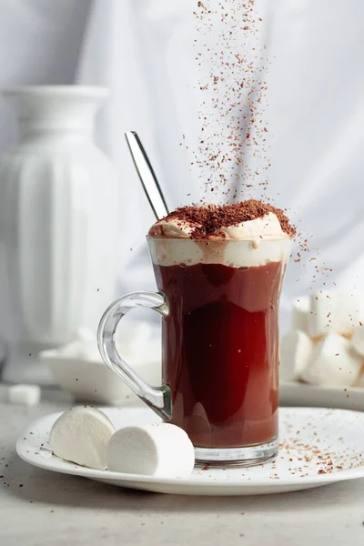 Warme Chocolademelk Met Marshmallows Bestrooid Met Chocoladekruimels — Stockfoto