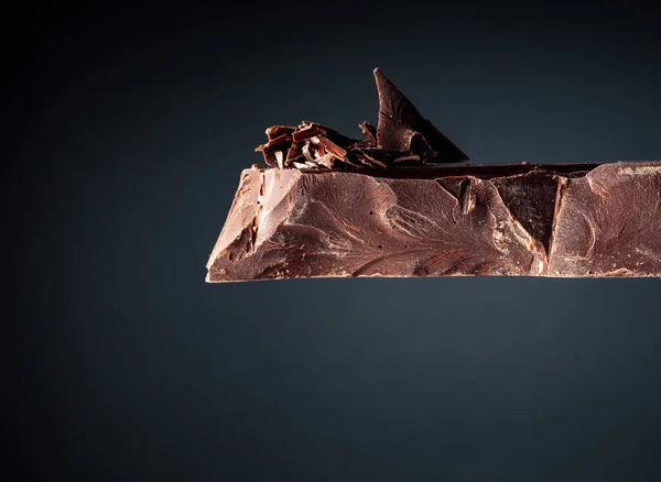 Grande Pezzo Cioccolato Fondente Briciole Cioccolato Uno Sfondo Nero Copia — Foto Stock