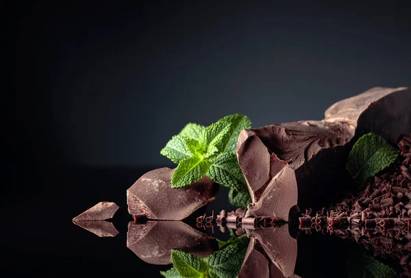 Bitar Bitter Choklad Och Chokladchips Med Mynta Svart Reflekterande Bakgrund — Stockfoto