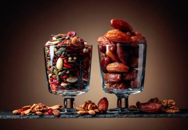 Hurma ve kurutulmuş meyve, fındık ve tohum. Boşluğu kopyala.