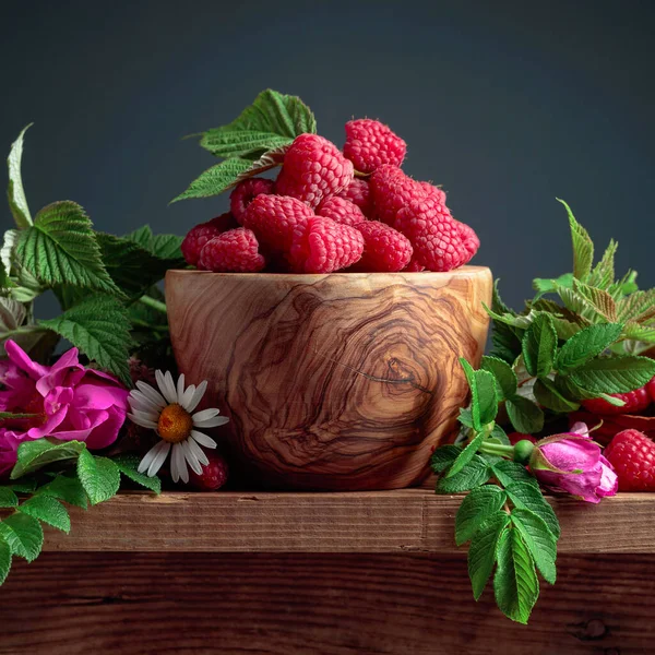 Framboises Dans Bol Bois Nature Morte Estivale Avec Des Framboises — Photo