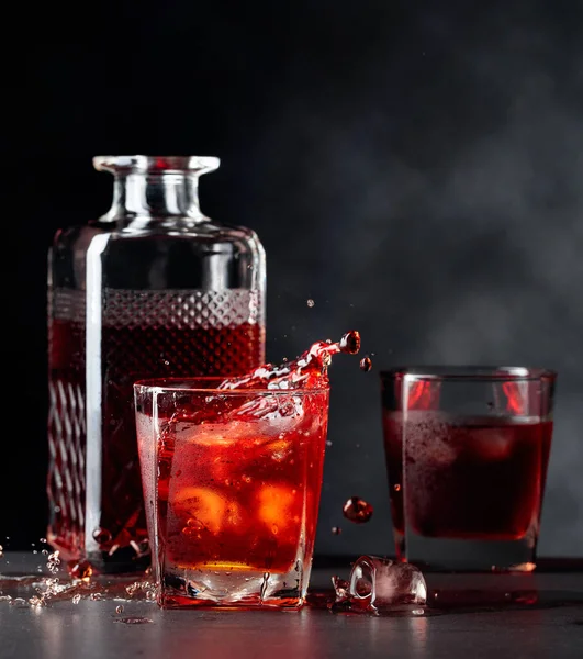 Stukken Ijs Vallen Een Matglas Met Whisky Alcoholische Drank Met — Stockfoto