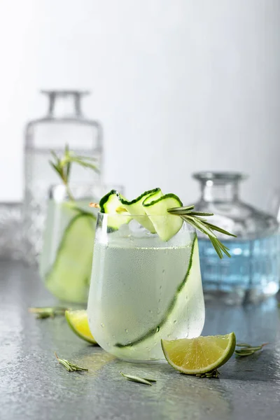 Gin Tonic Mit Rosmarin Limette Und Gurke Milchglas Cocktail Auf — Stockfoto