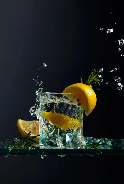 Gin Tónico Com Limão Alecrim Fundo Preto Espaço Cópia — Fotografia de Stock