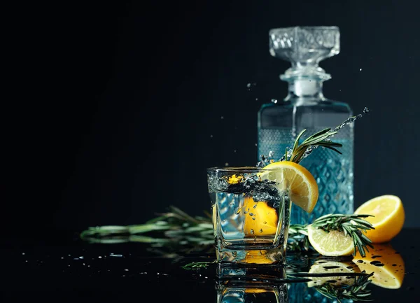 Cocktail Gin Tonic Med Citronskivor Och Kvistar Rosmarin Bit Faller — Stockfoto