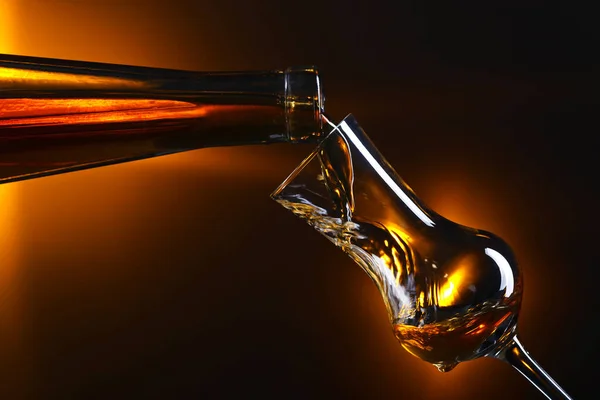 Alcoholische Drank Gieten Een Glas Donkere Achtergrond — Stockfoto
