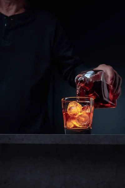 Cantinero Vertiendo Whisky Vidrio Mostrador Del Bar Bebida Alcohólica Vertida — Foto de Stock