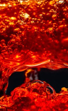 Koyu bir arkaplanda cama sıçrar, makro çekim, metin için boş alan.