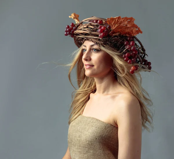 Porträt Einer Schönen Kaukasischen Blondine Mit Wind Flatternden Haaren Schüchternes — Stockfoto