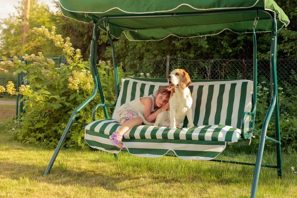 Holčička Odpočívá Lavičce Svým Psem Letní Večer Zahradě — Stock fotografie