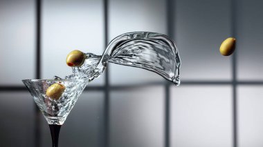 Martini ve bardakta yeşil zeytin. Boşluğu kopyala.