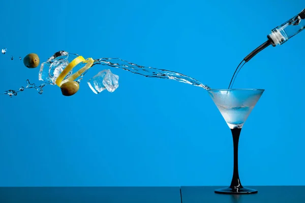 Martini Mit Grünen Oliven Eis Und Zitronenschale Cocktail Mit Spritzern — Stockfoto