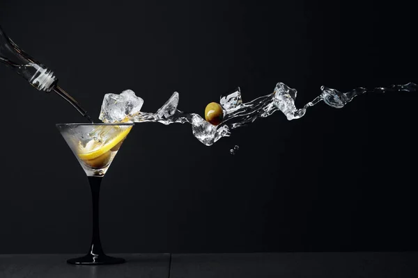 Martini Con Olive Verdi Ghiaccio Scorza Limone Cocktail Con Spruzzi — Foto Stock