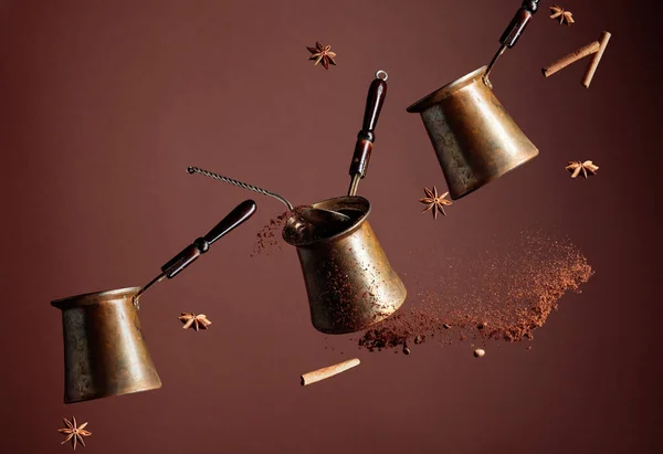 Старые Медные Кофеварки Ложка Молотым Кофе Движении Пролитый Кофе Бобы — стоковое фото