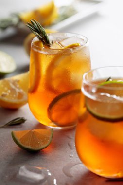 Limonlu, limonlu ve biberiye dallarıyla süslenmiş geleneksel buzlu çay. Seçici odak.