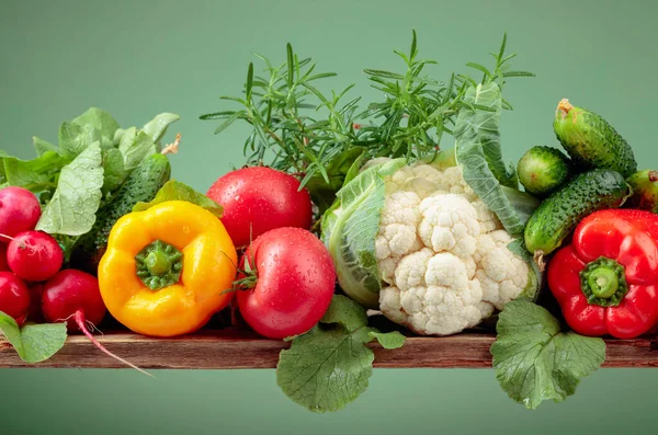 Varias Verduras Frescas Crudas Sobre Fondo Verde Espacio Copia Coliflor —  Fotos de Stock