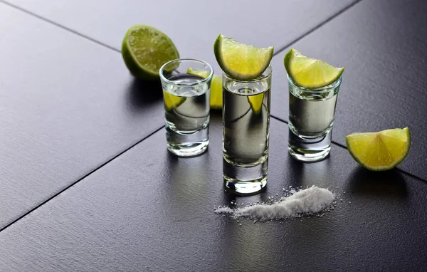 Tequila Lima Sal Sobre Mesa Negra — Foto de Stock