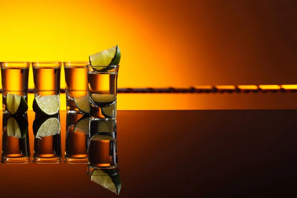 Zlatá Tequila Krátkých Brýlích Vápnem Reflexním Pozadí Kopírovat Prostor — Stock fotografie