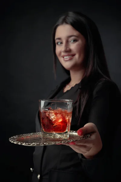 Atrakcyjna Dziewczyna Oferuje Whisky Lodem Parze Szklanej Piękna Brunetka Czerni — Zdjęcie stockowe