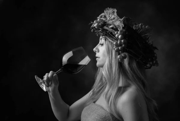 Retrato Hermosa Mujer Rubia Caucásica Con Copa Vino Tinto Imagen — Foto de Stock