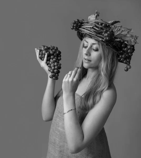 Retrato Hermosa Mujer Rubia Caucásica Con Uvas Imagen Tímida Una —  Fotos de Stock