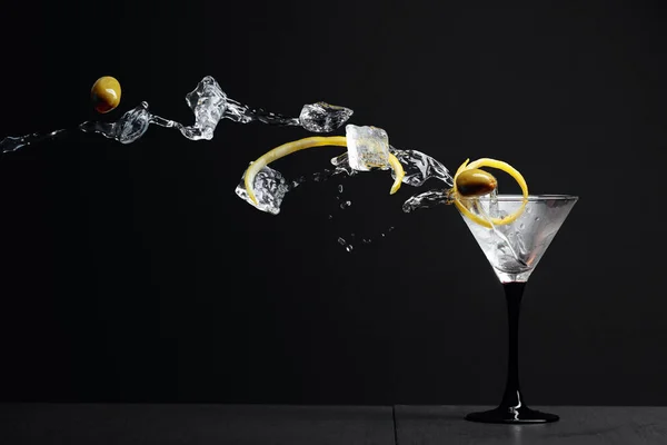 Martini Con Olive Verdi Ghiaccio Scorza Limone Cocktail Con Spruzzi — Foto Stock