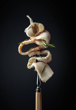 Sarımsak ve biberiyeli tuzlanmış domuz yağı. Çataldaki baharatlı domuz yağı..