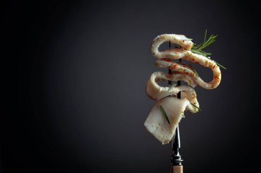 Çatalda tuzlanmış baharatlı domuz yağı. Siyah arka planda biberiyeli domuz yağı. Boşluğu kopyala.