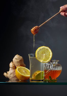 Limonlu zencefil çayı, nane ve bal. Boşluğu kopyala.