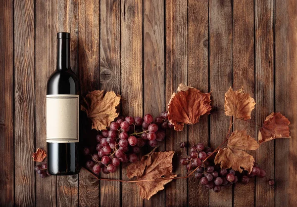 Eine Flasche Rotwein Mit Reifen Trauben Und Vertrockneten Weinblättern Alter — Stockfoto