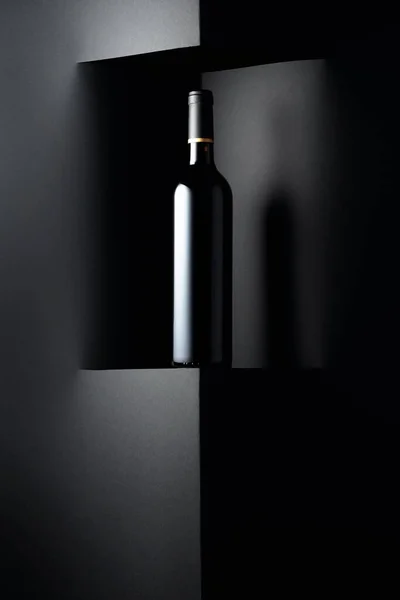 Ungeöffnete Flasche Rotwein Auf Schwarzem Hintergrund Kopieren Sie Platz Für — Stockfoto
