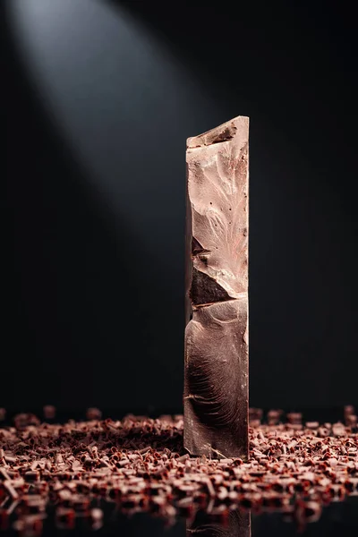 Groot Stuk Pure Chocolade Vallende Chocoladekruimels Een Zwarte Achtergrond — Stockfoto