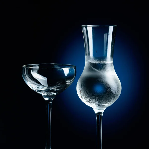 Сильный Алкогольный Напиток Замороженном Стакане Льдом Замороженные Очки Темно Синем — стоковое фото