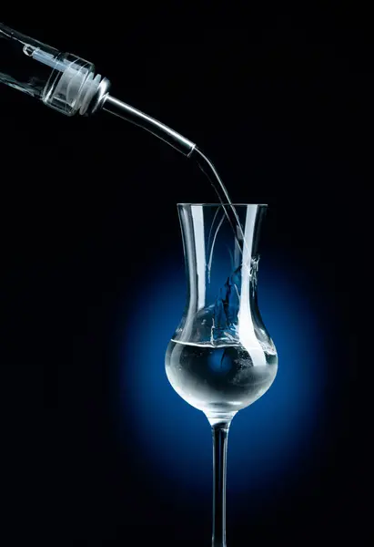 Vodka Viene Versata Dalla Bottiglia Nel Vetro Congelato Con Ghiaccio — Foto Stock